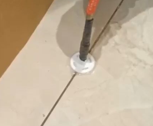 彭山瓷砖空鼓维修公司专业解答瓷砖在铺贴过程中，如果没有涂抹均匀到位的粘结材料（如水泥砂浆或瓷砖胶），可能会导致以下问题